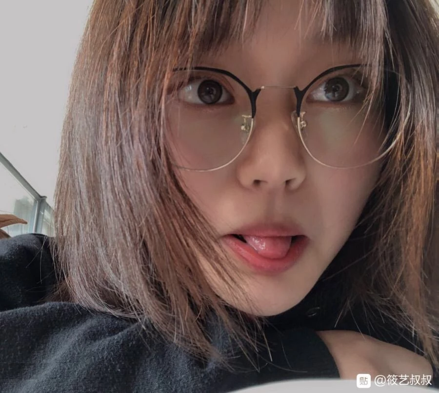 奶子是不小，看上去很坚挺，手感肯定不错，逼也可以[19P]
