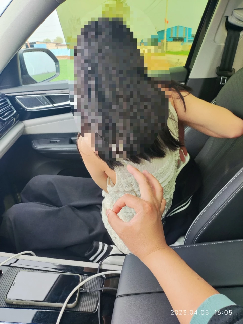 ［原创］手势认证，投稿给苍哥，这么嫩小妹妹多久没见过了？年龄别瞎猜，别说我禽兽啊，一个愿打一个愿挨，聚聚们饱个眼福就得了，乳头嫩的发红，悄悄看［22P］