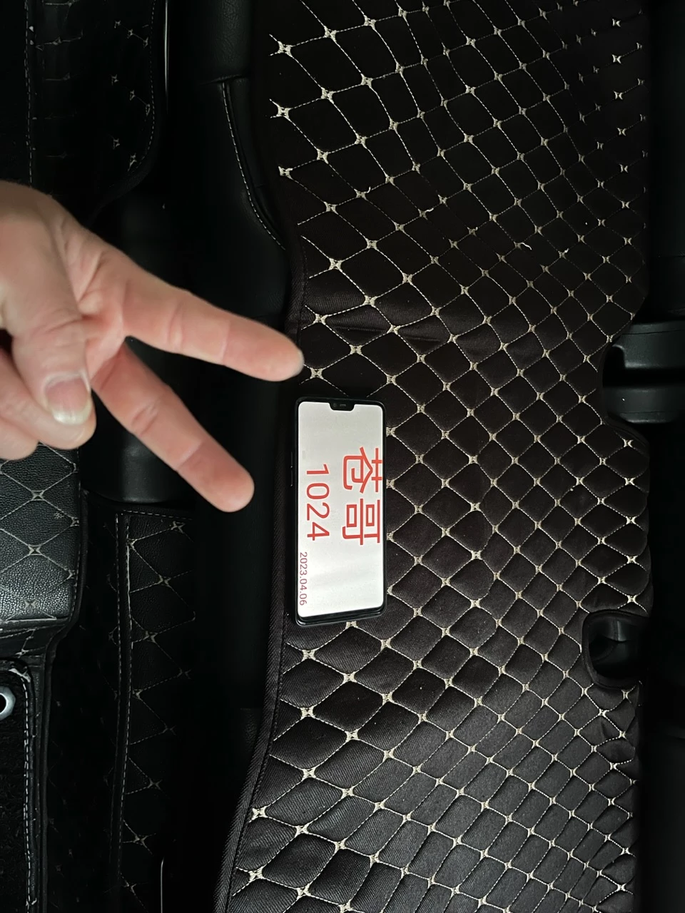 ［原创］手势举牌双认证，投稿给苍哥，重口熟女慎入，我向来是不喜欢修图的，在车里冲锋熟女，玩的就是个泄火，这温州老哥可以［13P］