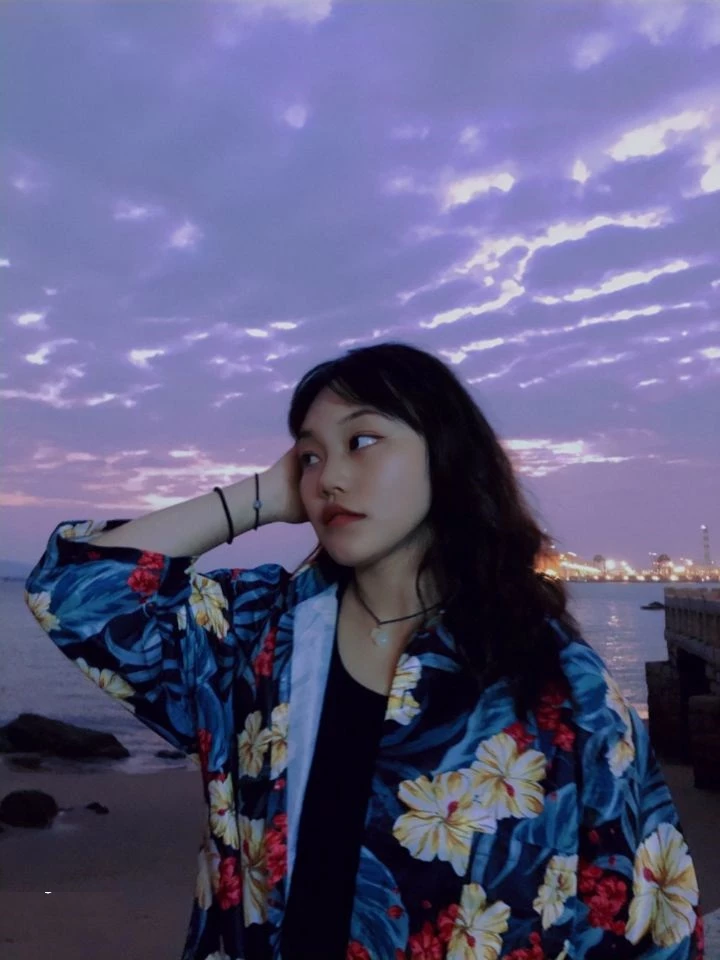 奶子是不小，看上去很坚挺，手感肯定不错，逼也可以[19P]