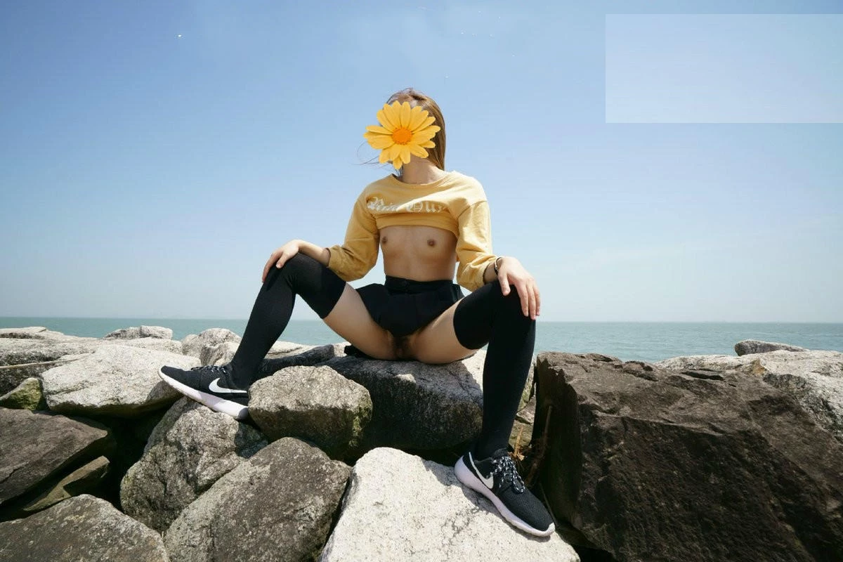 油菜花里面的美人[12P]
