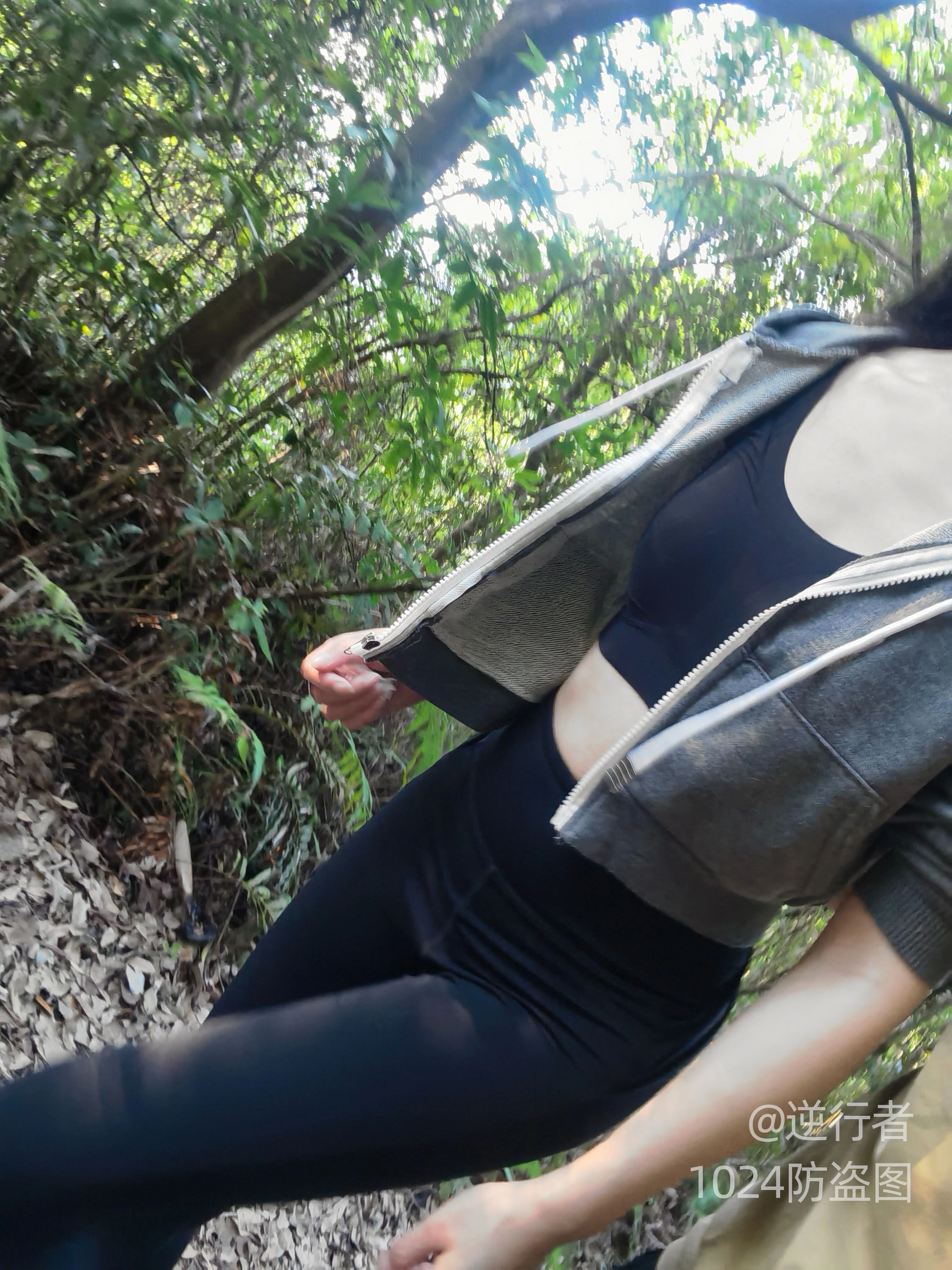 [原创][手势验证]骚老婆塞着跳蛋爬山，露出野战，旁边还有路人经过，刺激惊险，大家喜欢下一集海边野战[36P]