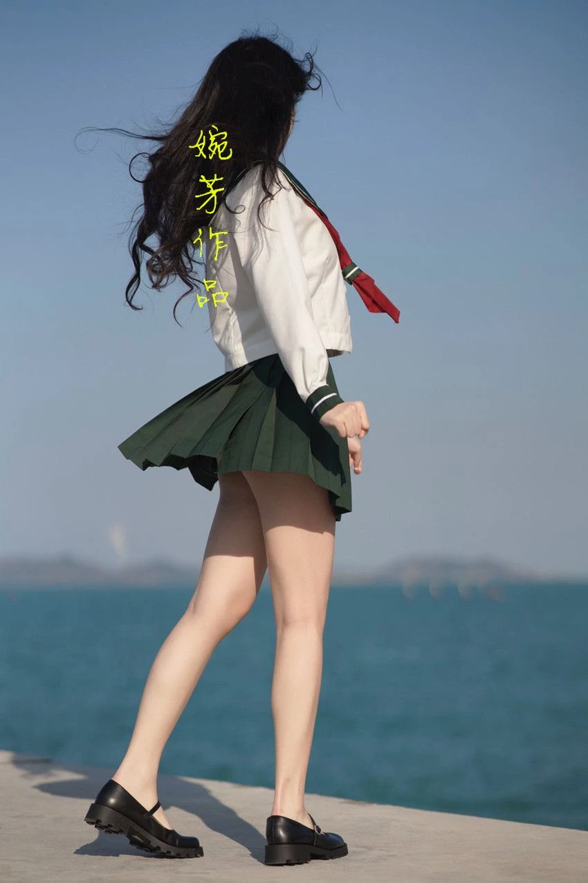 怎么说呢，很漂亮，有一种难以形容的美.特别是鼻子和嘴巴，正正好好，不多不少。最妙的是头发，长在头顶上[38P]