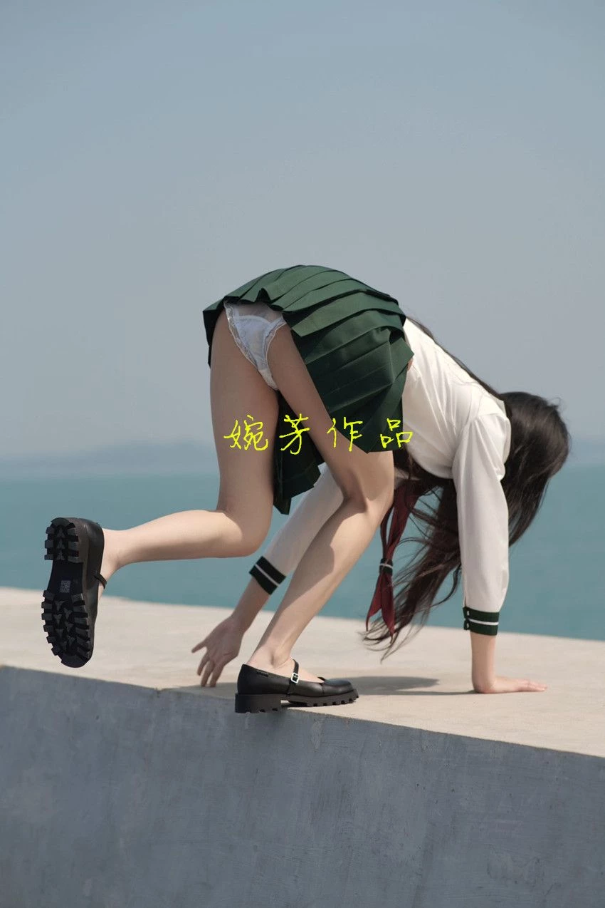 怎么说呢，很漂亮，有一种难以形容的美.特别是鼻子和嘴巴，正正好好，不多不少。最妙的是头发，长在头顶上[38P]