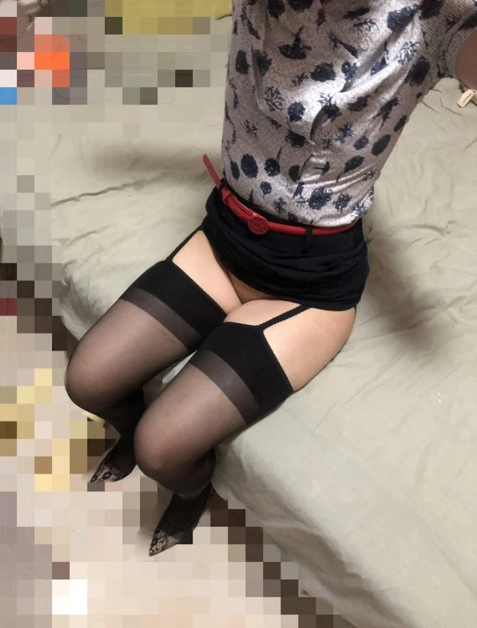 极品空姐穿着她的制服展示她的完美身材最后被我干出白浆[10P]