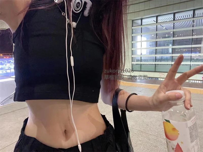 [原创][足控淫妻社]0512 年轻胆子大 什么都敢尝试 外表漂亮可人的助理 竟然是公司各个场景都可以和同事做爱的淫娃[20P]