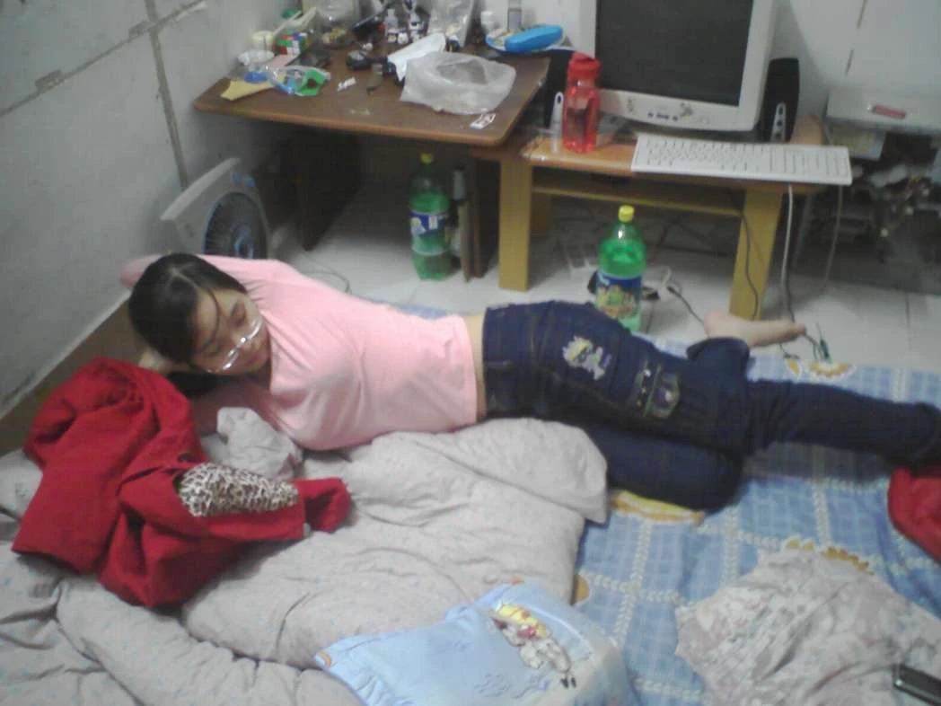 反差婊——戴眼镜的小家碧玉一样的女人[23P]