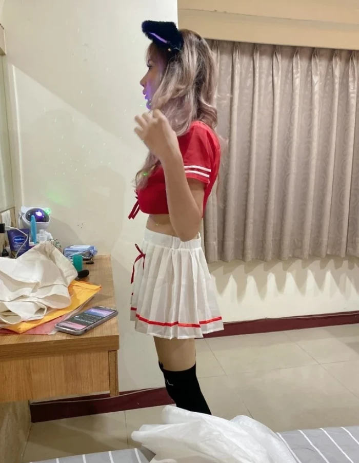 与金髮大奶妹子的角色扮演-红色水手服[13P]