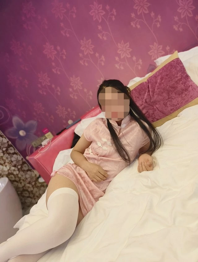 白丝旗袍女友庆祝学子们旗开得胜[11P]