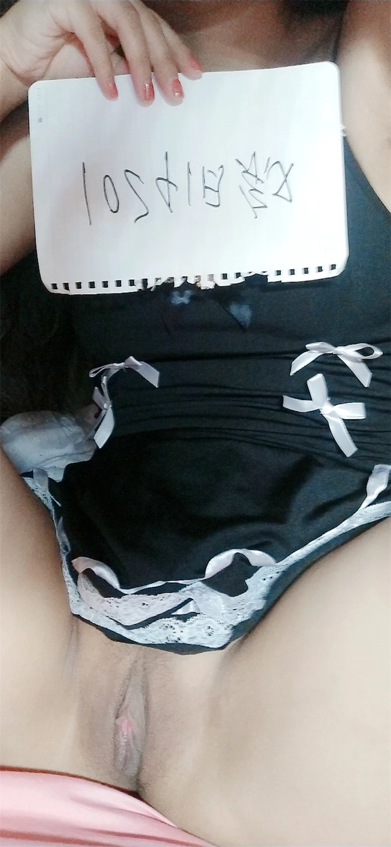 [旧叙原创]无毛小母狗第一次拍照求羞辱 求评论 身材很棒 期待更多的玩法 手写验证 [13P]