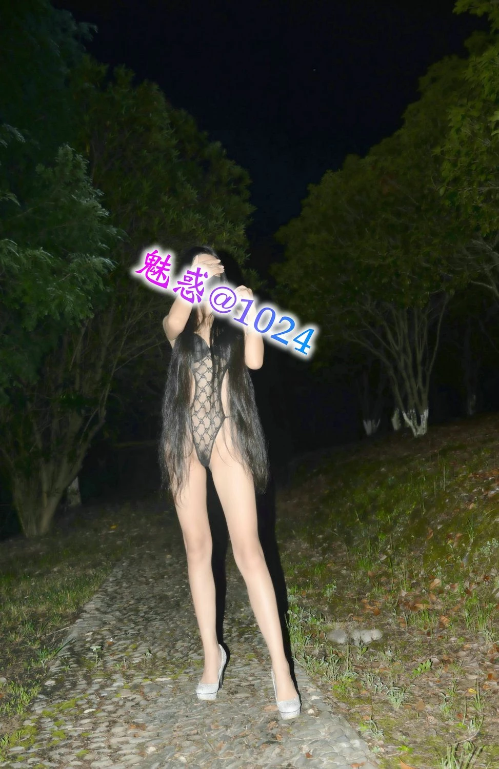 [女狼原创]吃了宵夜散步回去，穿了连体内衣路过公园，就顺便拍几张！对小骚屄应该都很熟吧！[22P]