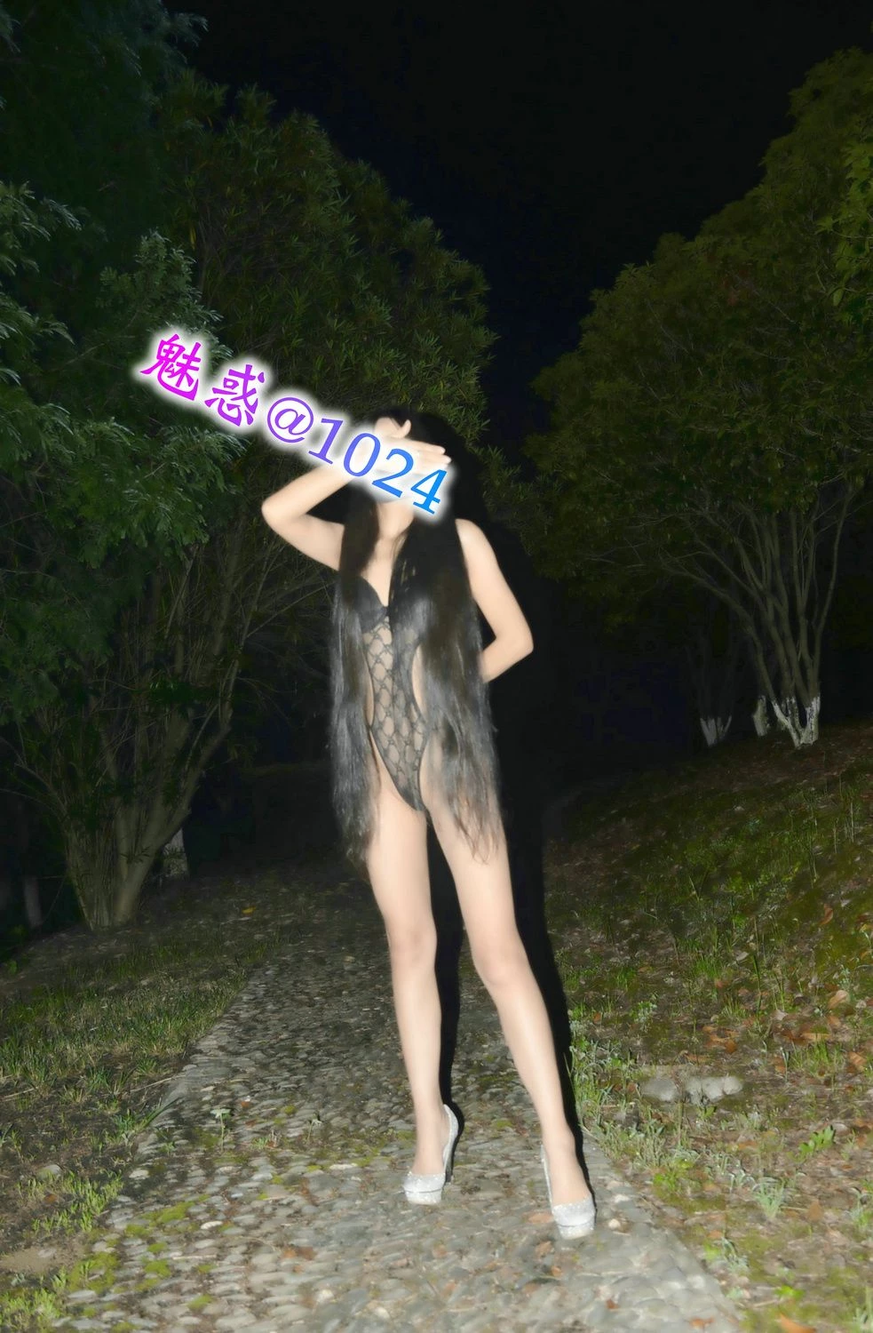 [女狼原创]吃了宵夜散步回去，穿了连体内衣路过公园，就顺便拍几张！对小骚屄应该都很熟吧！[22P]