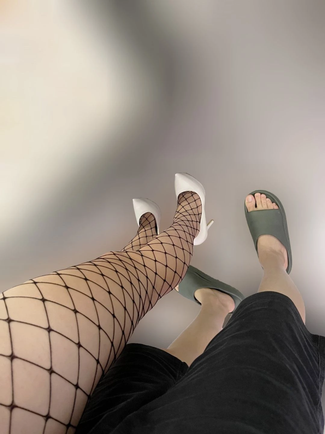 [原创][手势认证]丁字裤+白色恨天高一边玩震动棒一边被肏[10P]