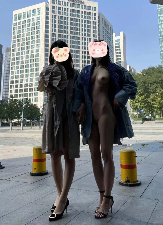 身材很棒的户外姐妹花，哪个路人不想把她们当场拿下[11P]