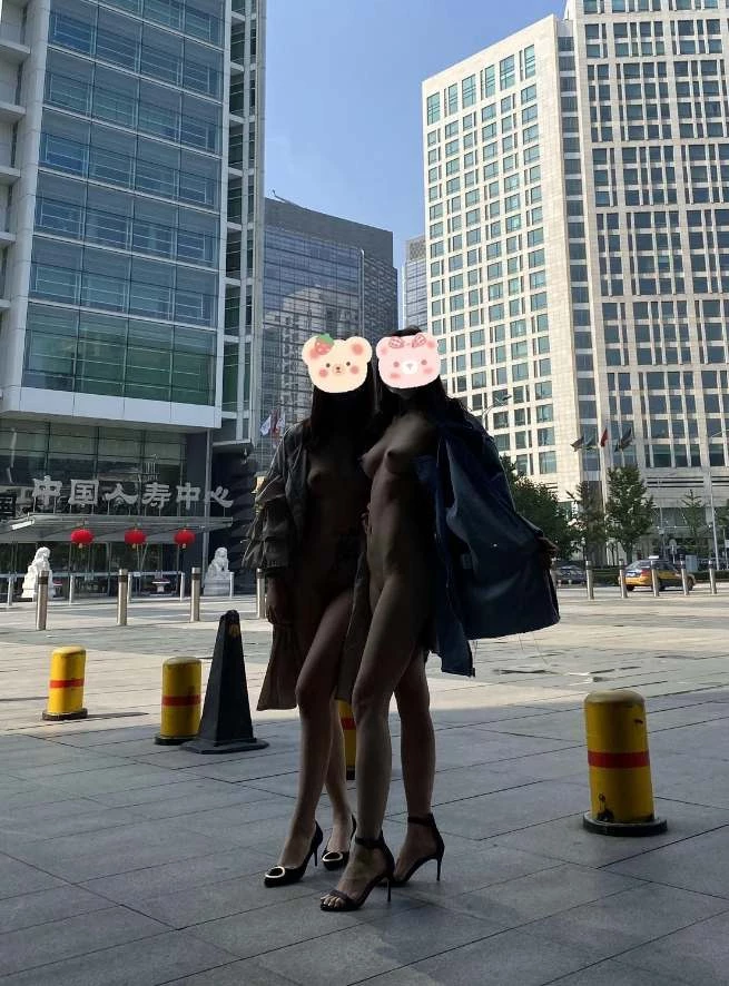 身材很棒的户外姐妹花，哪个路人不想把她们当场拿下[11P]