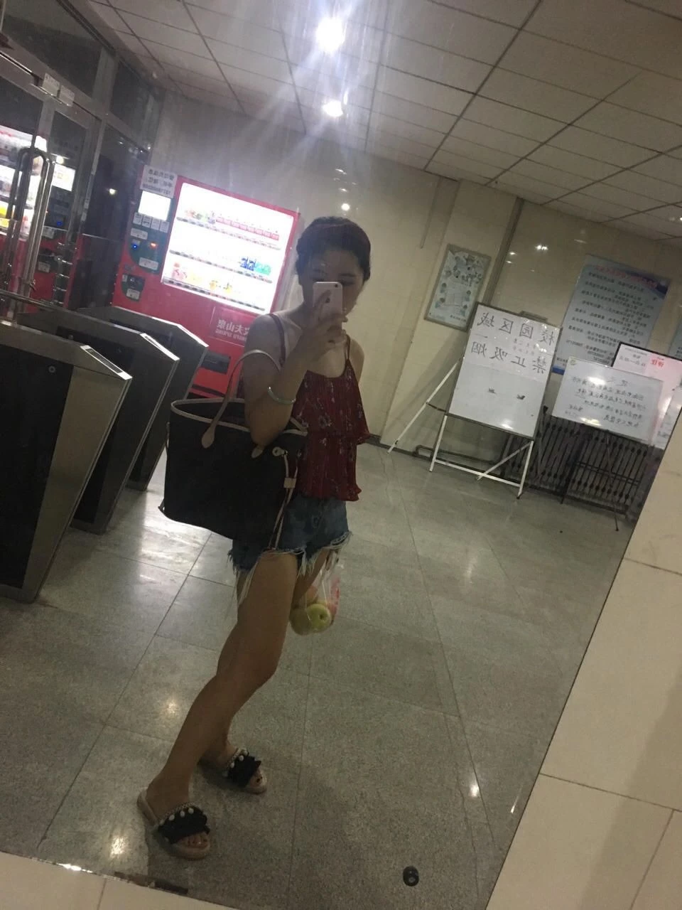 可爱的妹子面对镜头一点都不害羞，大方展示诱人美穴[11P]