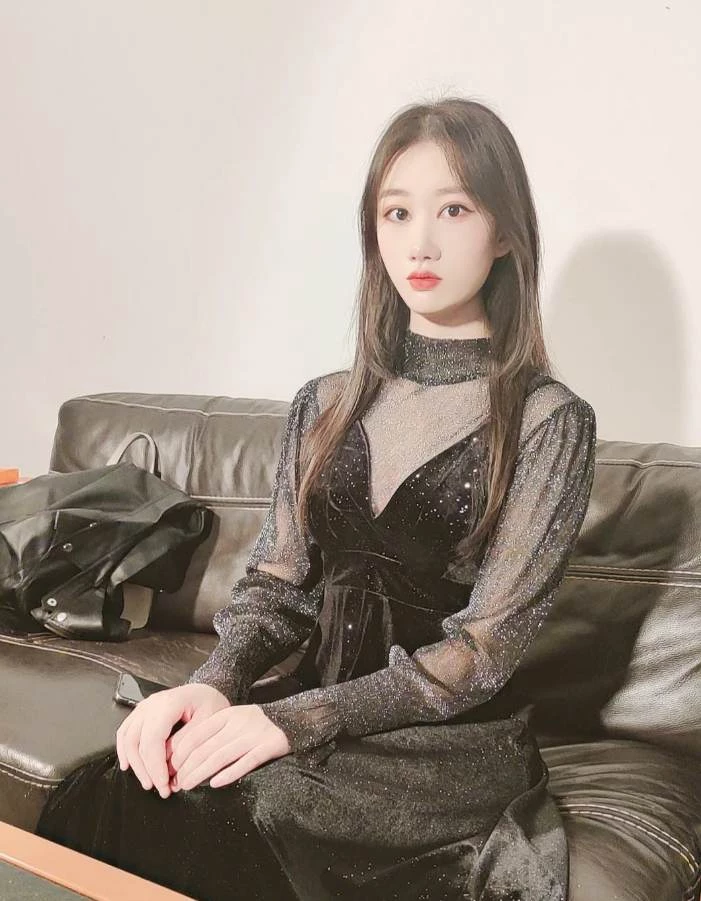 超嫩美女的露脸生活照和私拍，反差感十足，展现原汁原味的诱惑[10P]