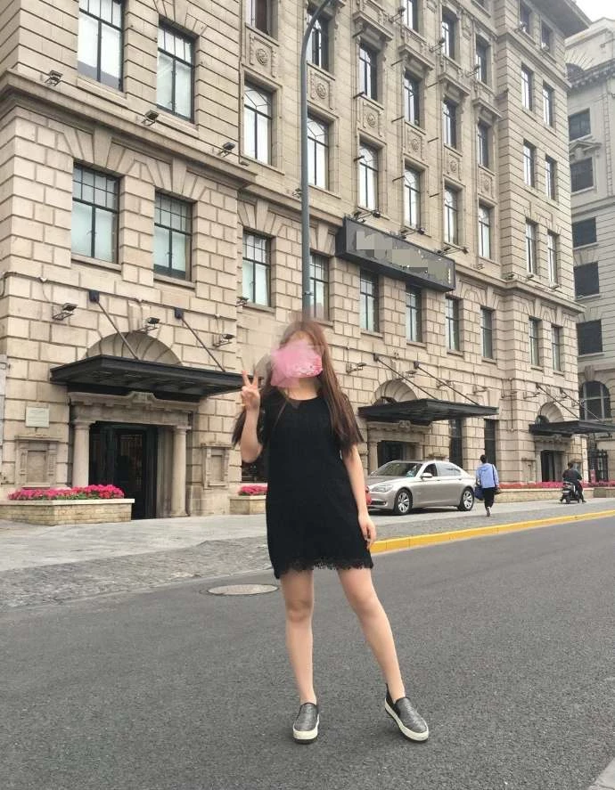 穿衣显瘦脱衣有肉的白虎护士女友口活真好[11P]