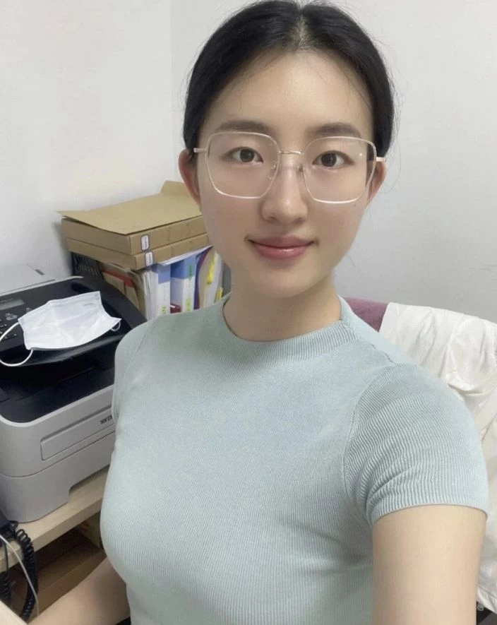 超嫩美女的露脸生活照和私拍，反差感十足，展现原汁原味的诱惑[10P]