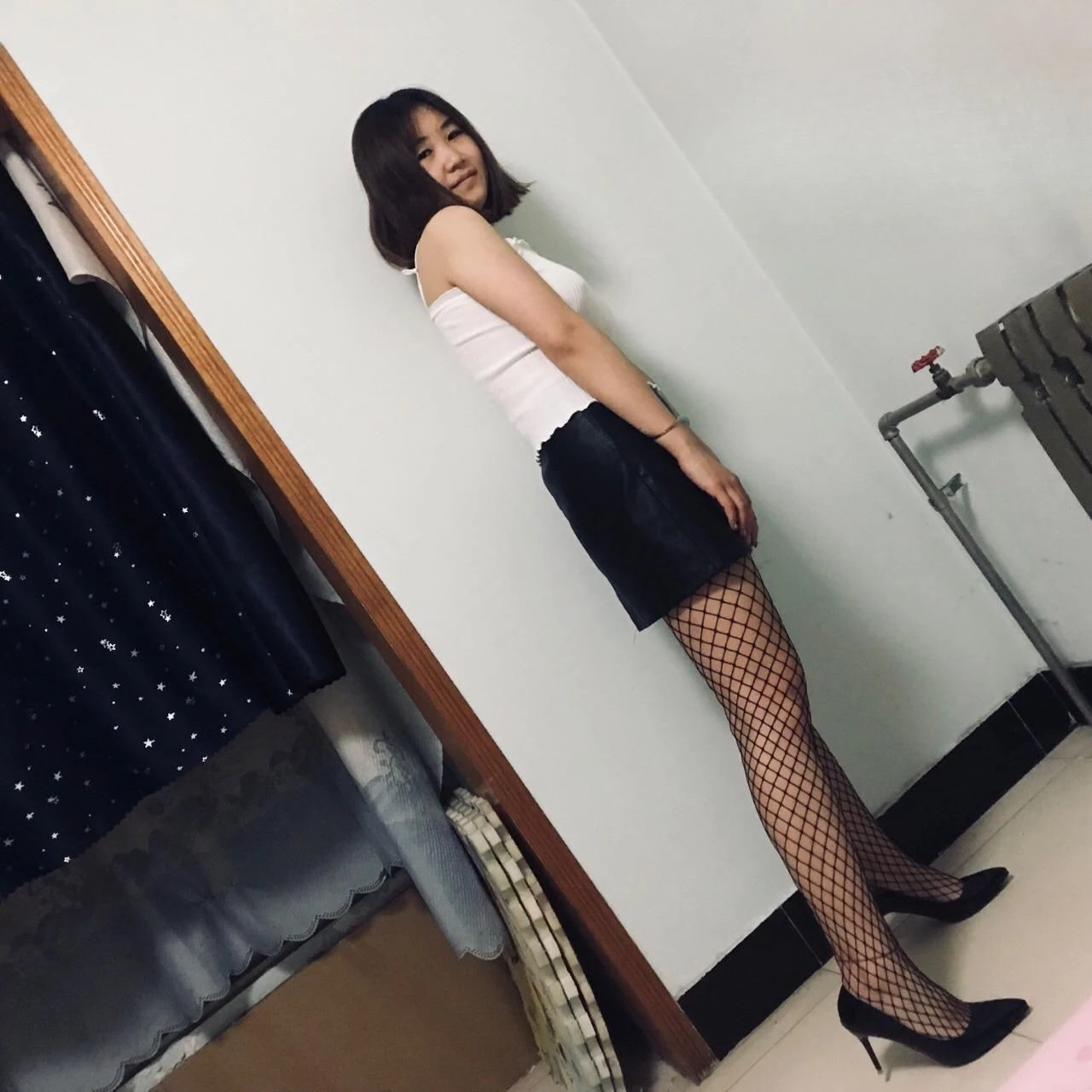可爱的妹子面对镜头一点都不害羞，大方展示诱人美穴[11P]