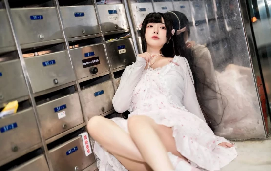 爱露出的白裙小姐姐[20P]