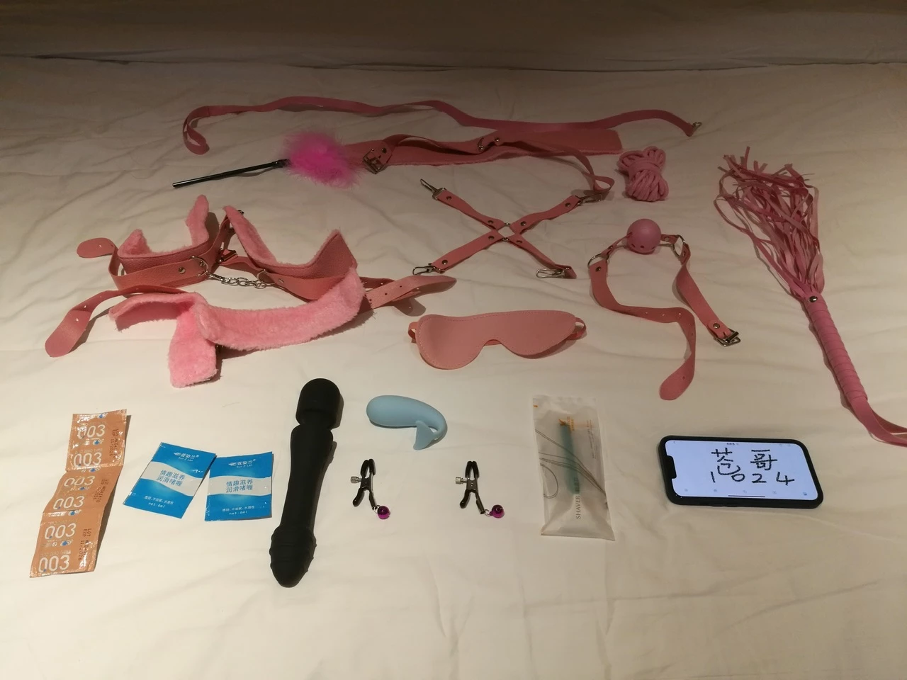 ［原创］举牌手势双认证，苍哥接投稿，武汉2929夫妻入圈认证，花名册号416，在家有情趣的玩弄小娇妻，水是真的多，小穴也漂亮［17P］
