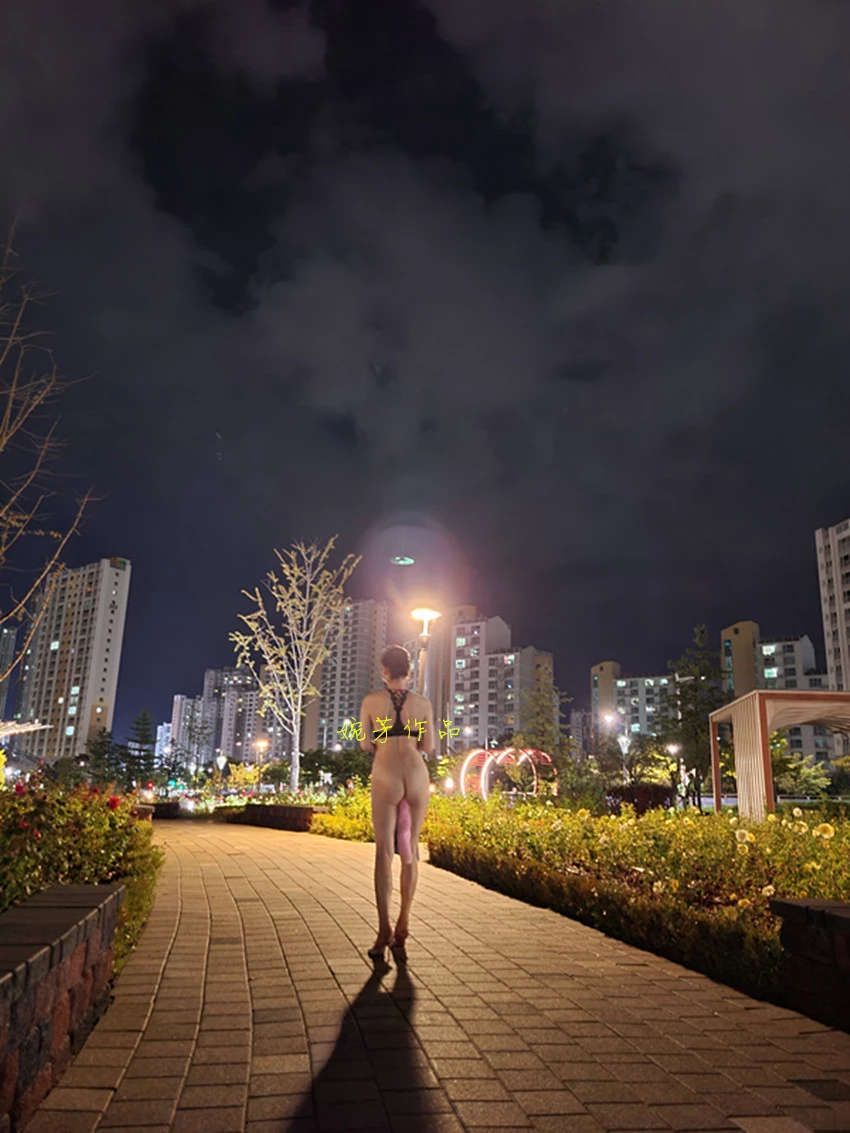 星期六晚上出去展示日常穿搭和生活趣事，内心想成为一名模特，无奈被生活打败。[35P]