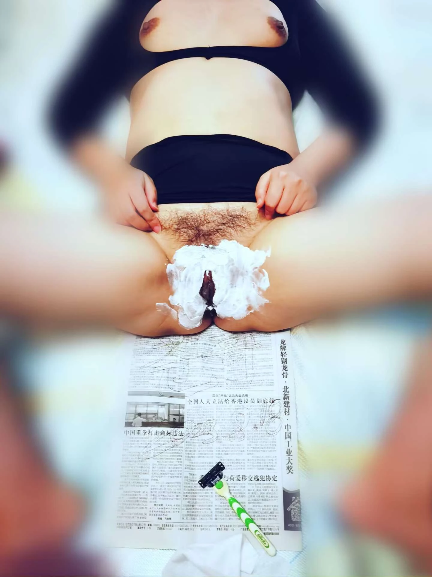 ［原创］举牌手势双认证，苍哥接投稿，江苏镇江4139夫妻入圈认证花名册号466，家中剃毛给聚聚们看，干净的小鲍鱼当然要使用一下才过瘾啊［17P］