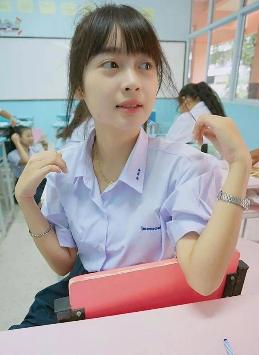 清纯学生妹!入房后才知是个小骚货[20P]