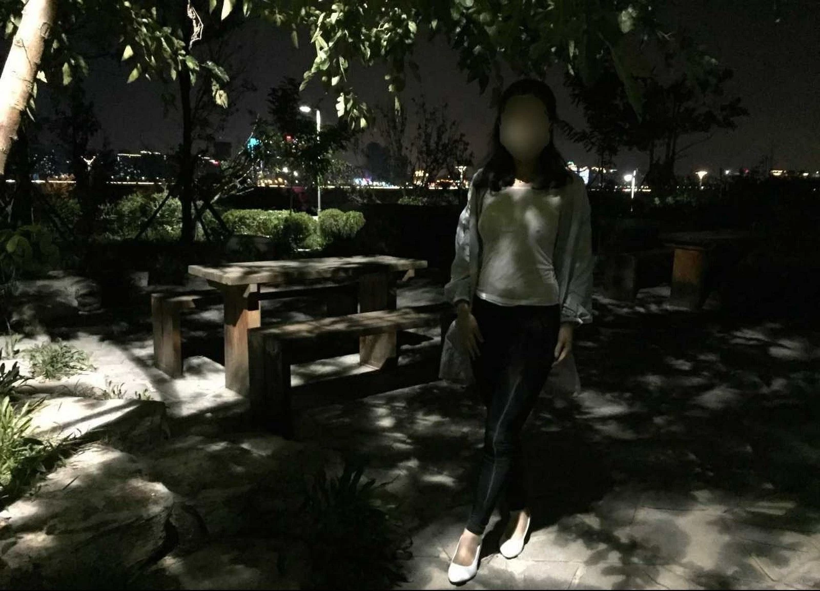 深夜户外露出，路灯下的大白屁股[10P]