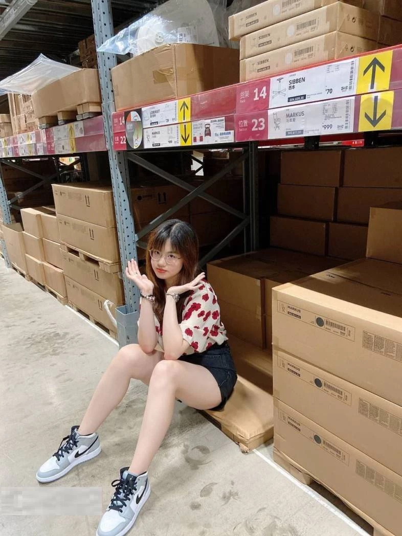 看起来才开包没多久，唇还没有张开，一线天的美鲍[17P]
