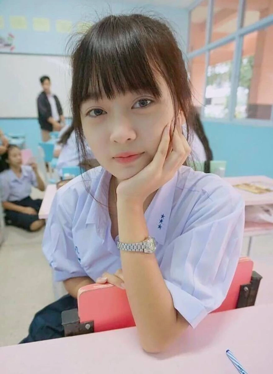 清纯学生妹!入房后才知是个小骚货[20P]