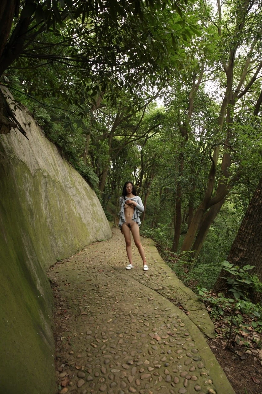 爱漏出的大姐 [18P]