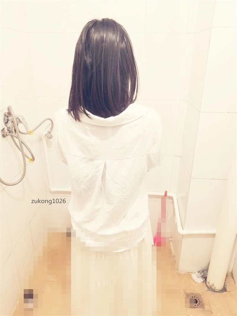 [原创][足控淫妻社]广东东莞 娇小夫人盈盈一握 小嘴巴含着大屌看起来很吃力的样子 还没进群就先和推过去的单男活动了一发 就佩服说干就干[34P]