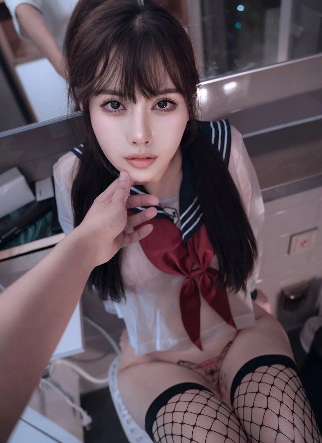 很精致的美女制服黑丝诱惑，身材很棒很水嫩[12P]
