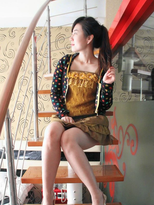 气质熟女汹涌澎湃，纤腰美乳靓臀，鲍鱼还十分粉嫩，完美尤物[18P]