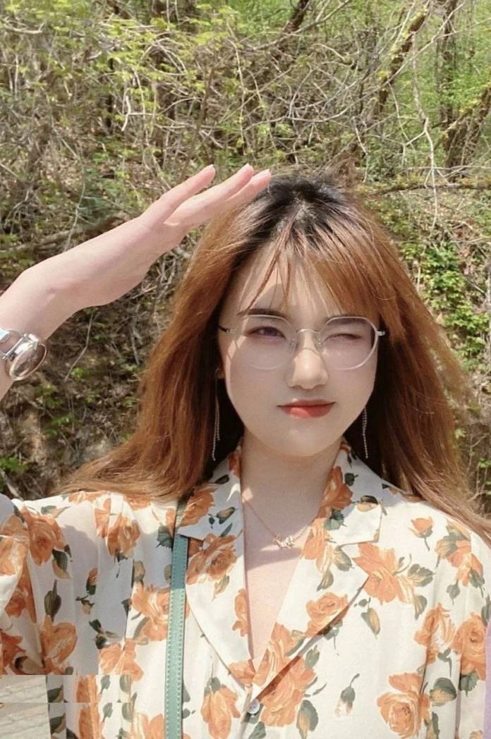 看起来才开包没多久，唇还没有张开，一线天的美鲍[17P]