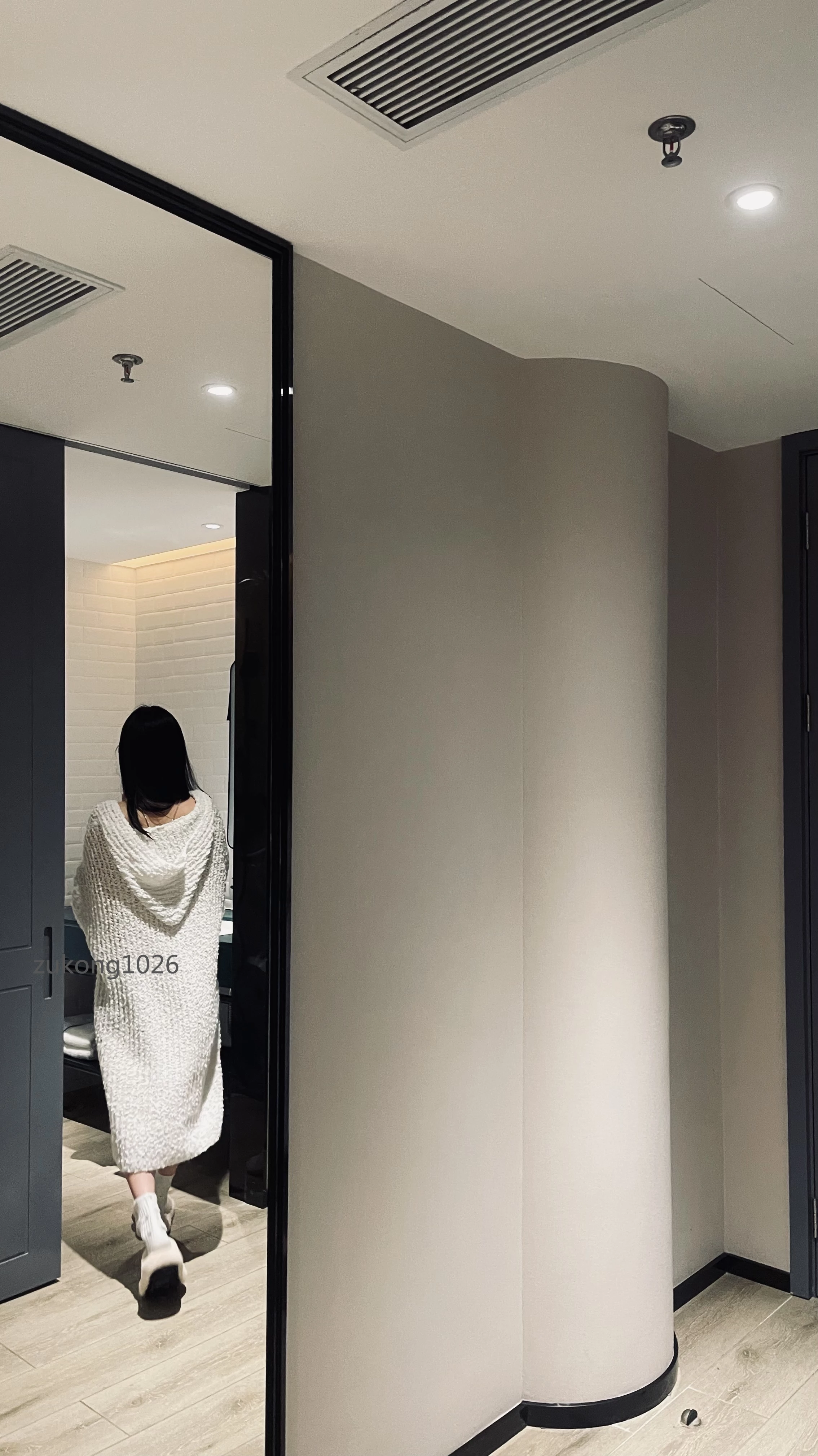 [原创][足控淫妻社]江苏南京 新婚两年的小媳妇 连影子都很漂亮 口爆的时候非常唯美 拍图的时候竟然是在和单男图文直播 [24P]