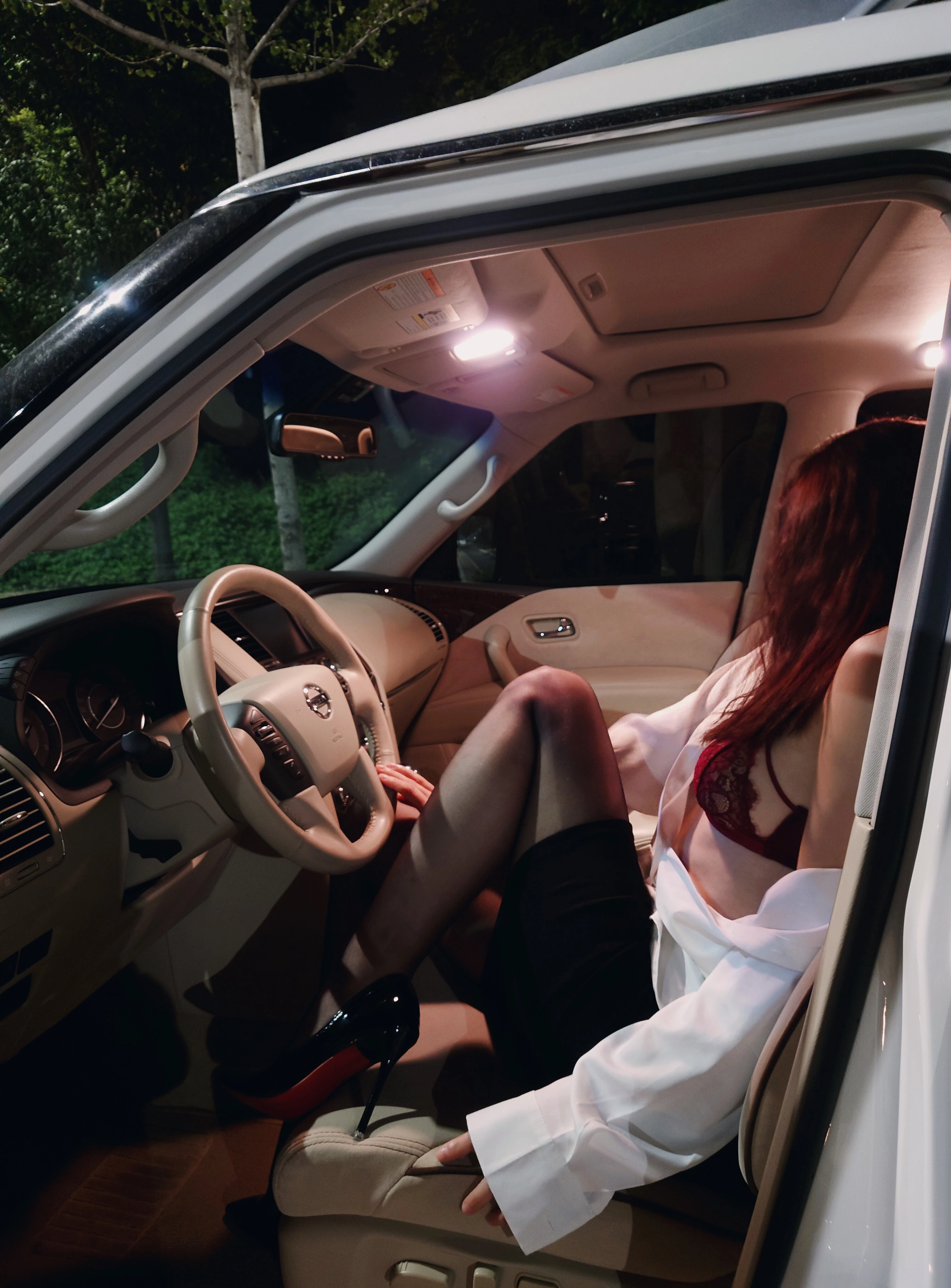 [原创][一撸由你]夜幕降临，昏暗的灯光下夜色迷离，车上的骚妻开始发浪展现自己的身体，一件件褪去外衣露出胴体，也许每个城市中的夜晚都有这样的风景。[28P]