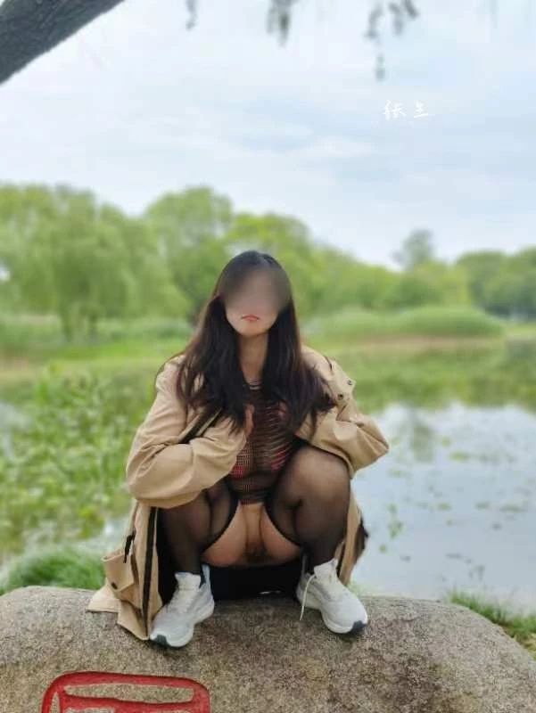 身边的骚逼系列——爱露出的25岁骚逼小杨[11P]