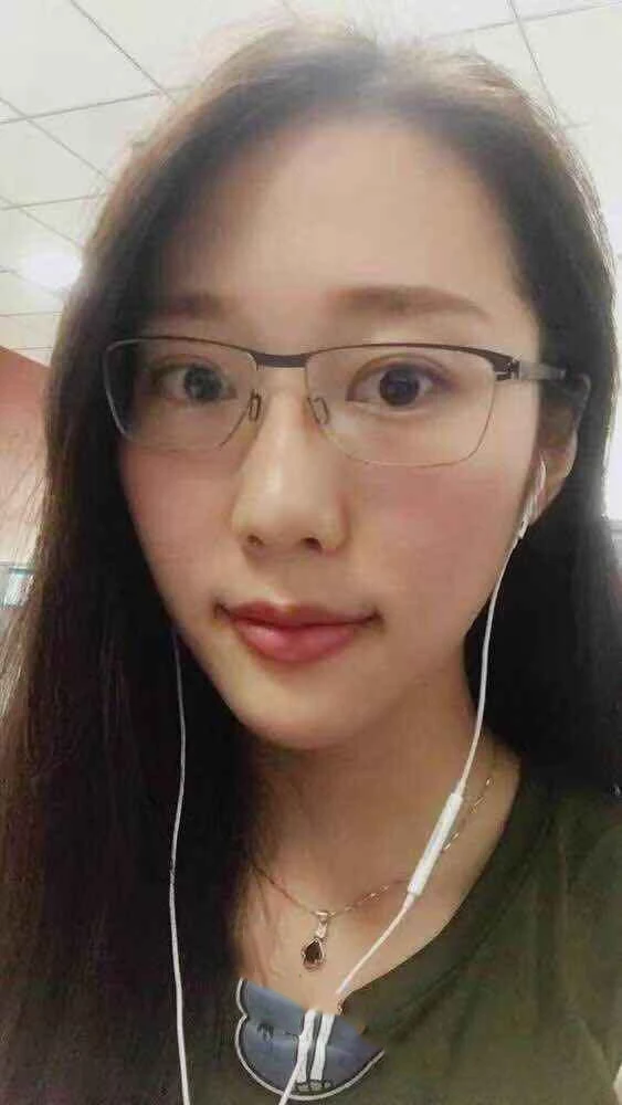 这个女生有点近视 [13P]