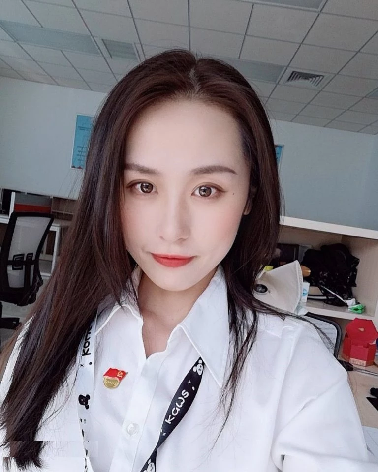 圆润的奶子很诱人。正好一个手可以抓过来[21P]