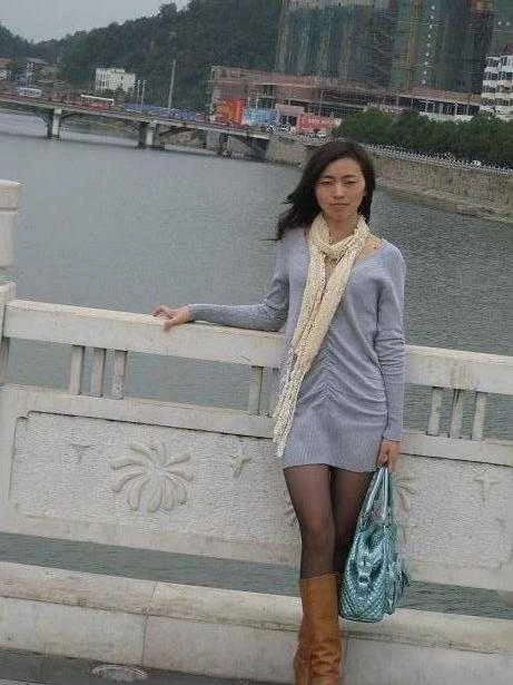 小少妇喜欢同时被两个男人干，有生活照还露脸[20P]