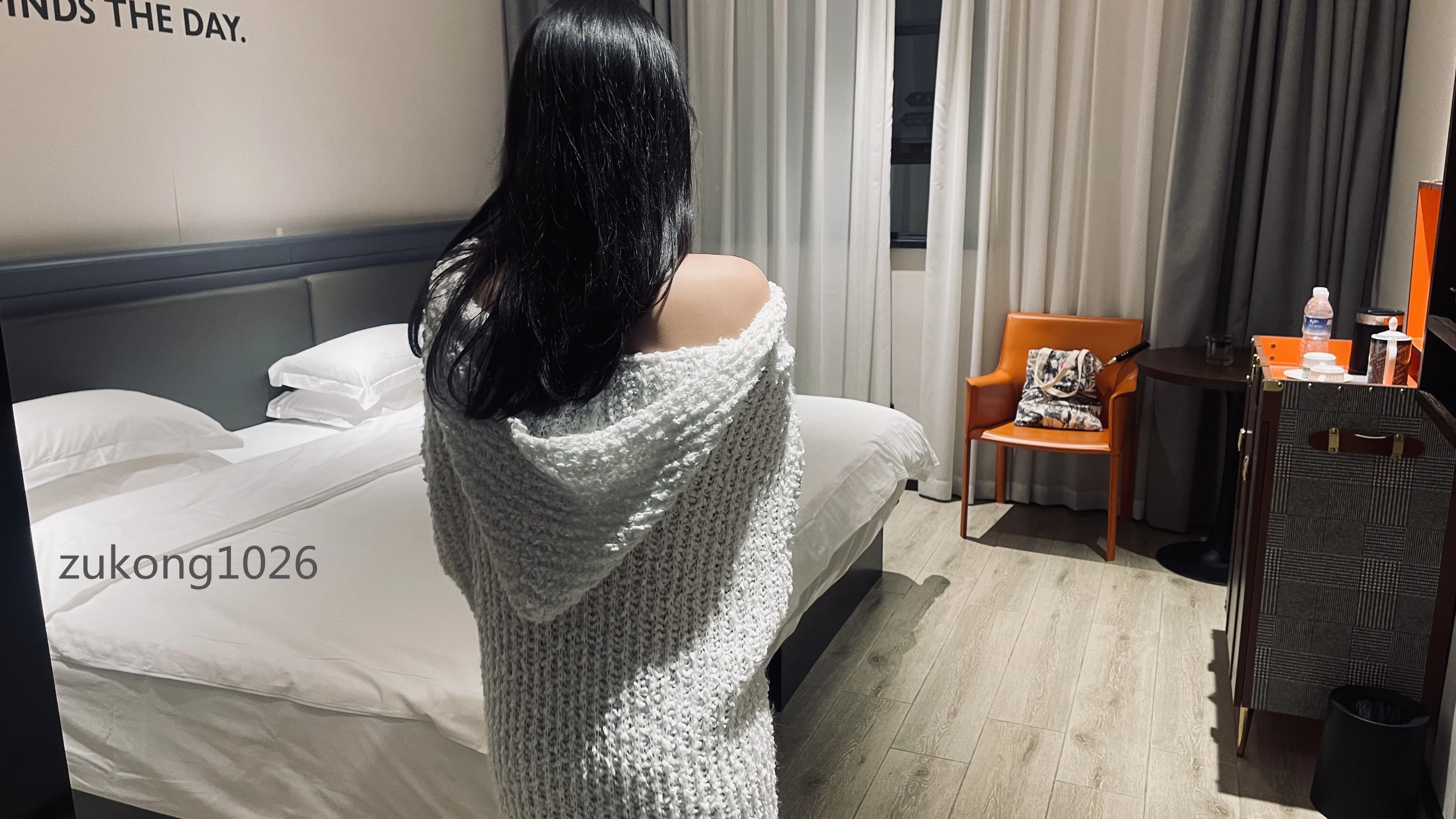 [原创][足控淫妻社]江苏南京 新婚两年的小媳妇 连影子都很漂亮 口爆的时候非常唯美 拍图的时候竟然是在和单男图文直播 [24P]
