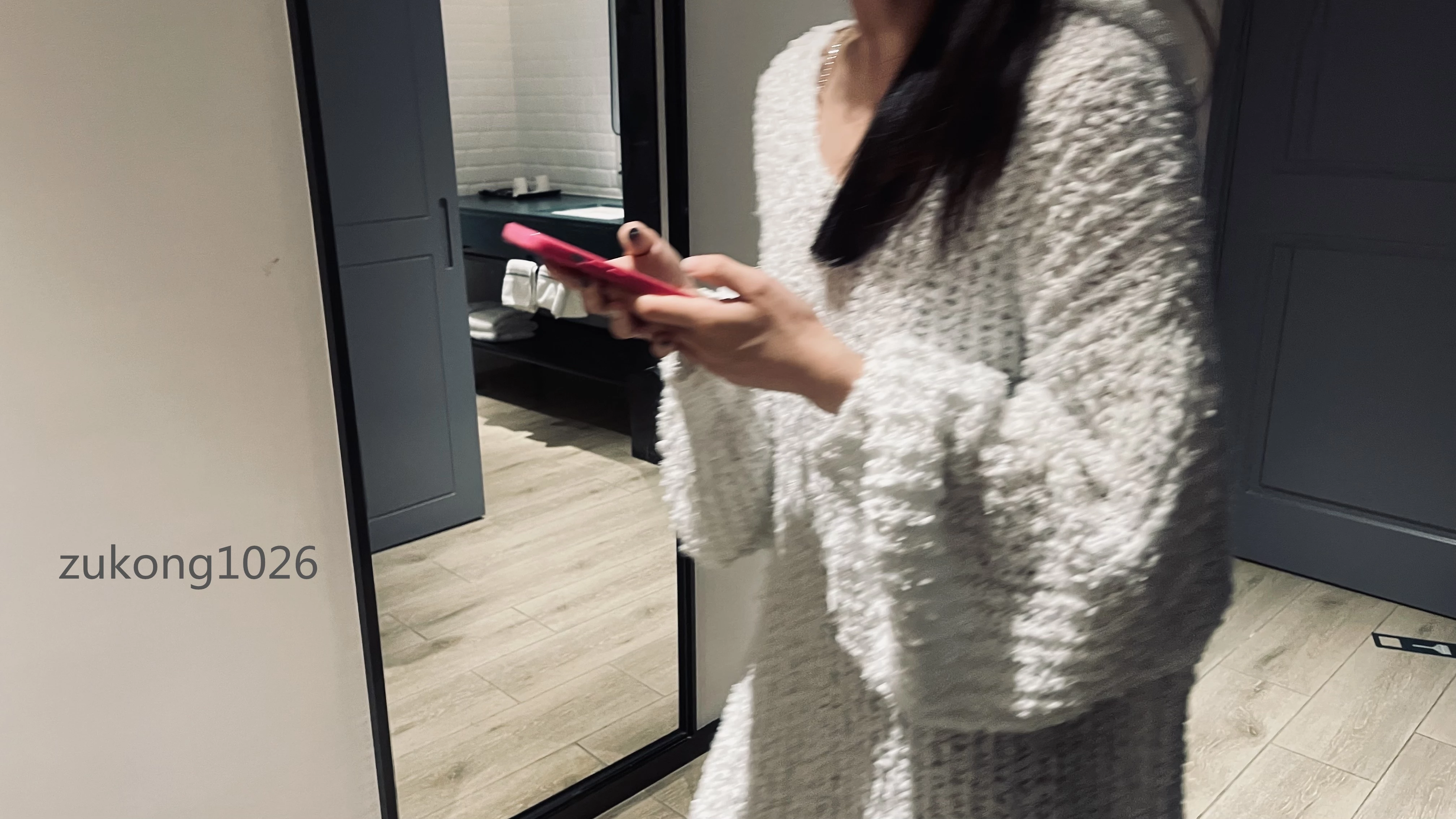 [原创][足控淫妻社]江苏南京 新婚两年的小媳妇 连影子都很漂亮 口爆的时候非常唯美 拍图的时候竟然是在和单男图文直播 [24P]