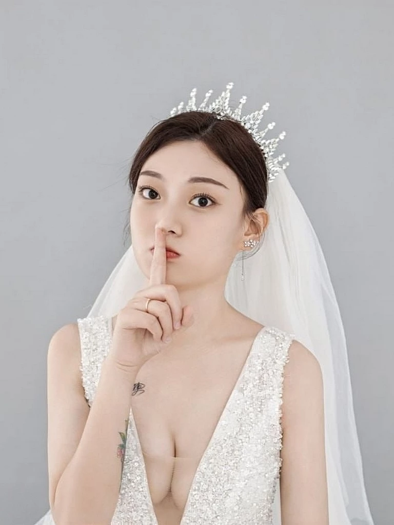 波大，肤白，腿长的漂亮人妻[24P]+1[V]