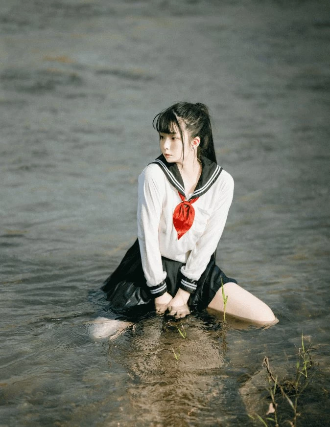 美女在小溪里嬉戏 [12P]