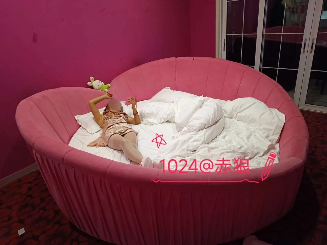 [原创]老婆爱玩小怪兽，但她更喜欢小鲜肉，有喜欢老逼的小朋友吗，快来调戏互动啊[20P]
