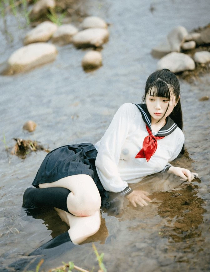 美女在小溪里嬉戏 [12P]