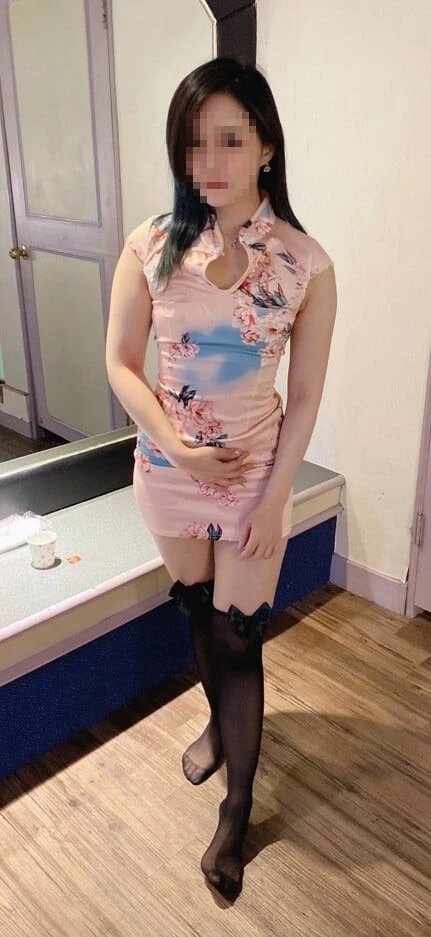 丝袜旗袍制服诱惑，性感小嘴吸吮口交[18P]